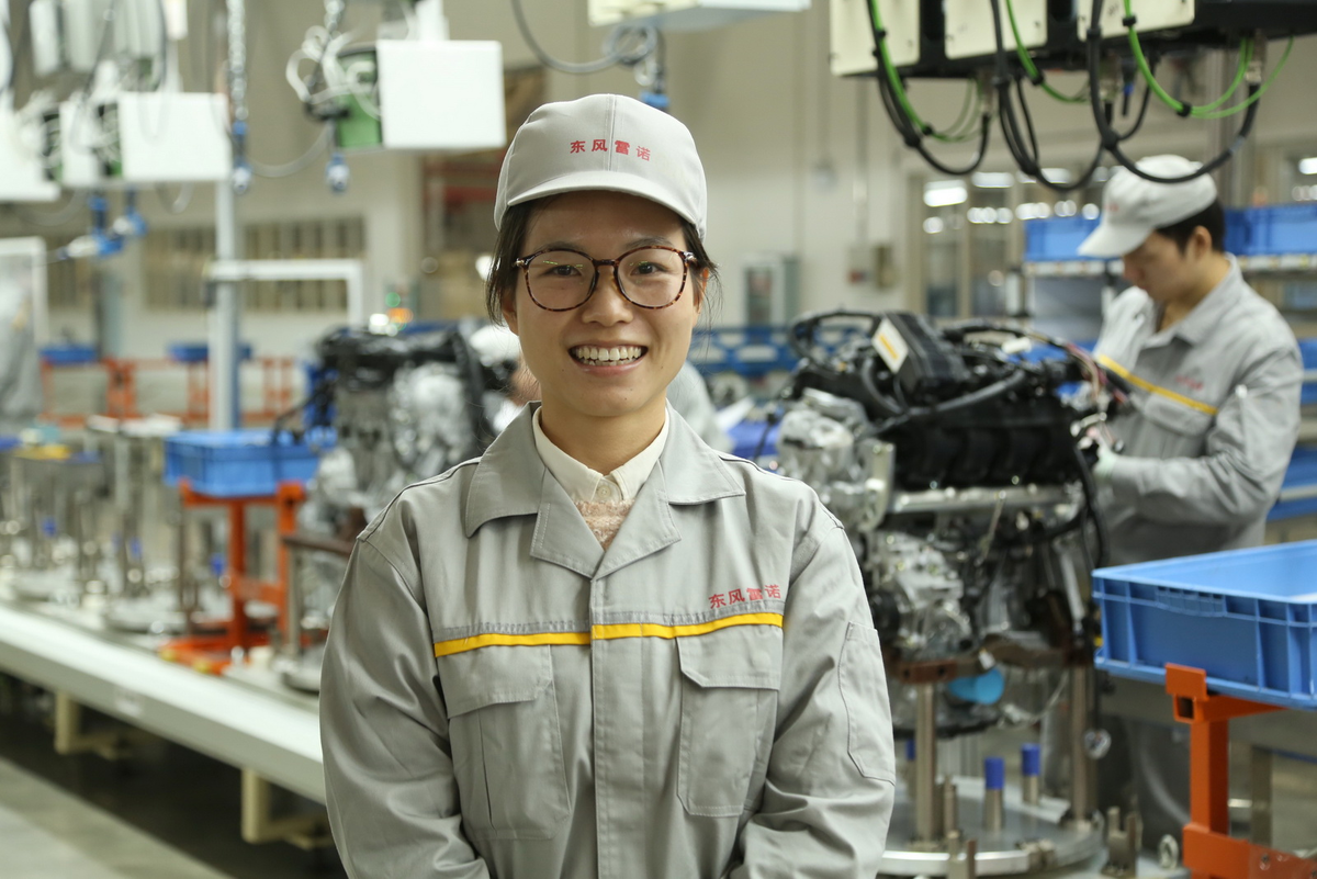 Люди работающие на фабриках. Работник завода. Работник завода. Молодые рабочие на заводе. Конвейерное производство.