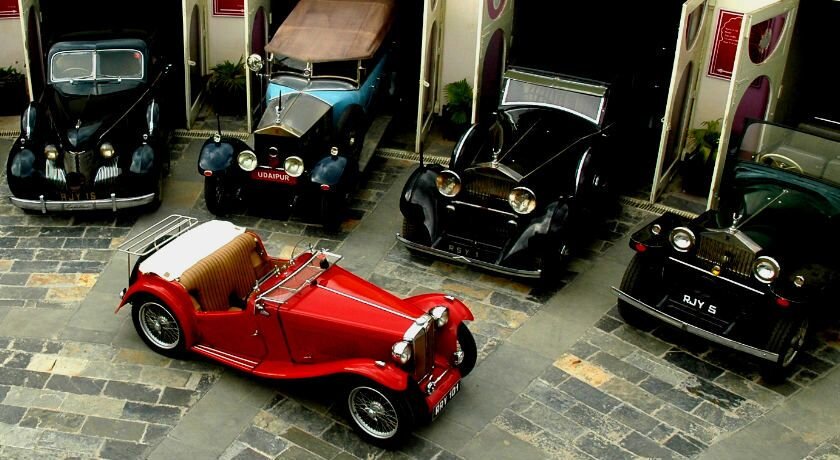 Музей старинных и классических автомобилей в Удайпуре ©MAPLOGS.COM
