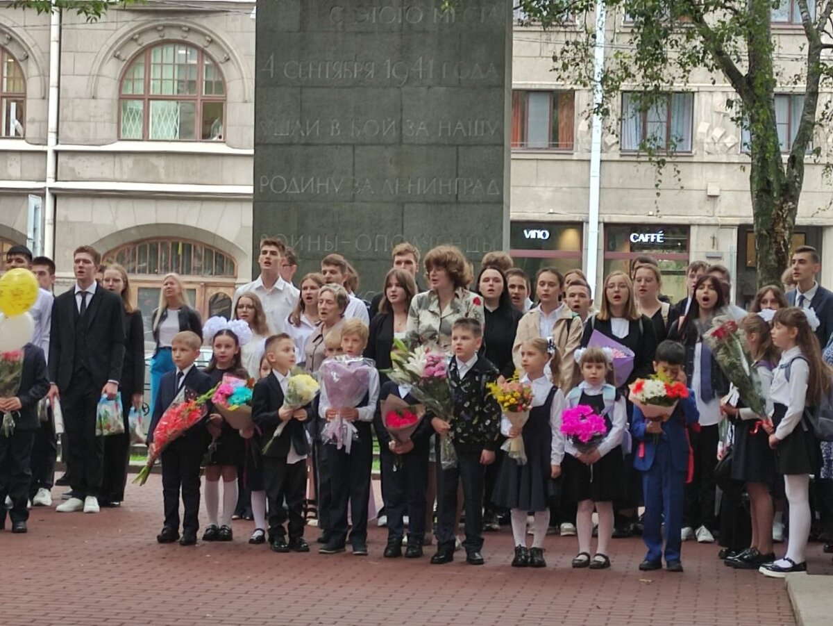 Мой любимый стоит слева в первом ряду. С желтым букетом, с выбившейся из брюк рубашкой. И смотрит не  вперед, на выступающих, а в толпу, где стоим мы... Он все время искал нас глазами, боялся потерять. А когда мы хотели перейти на другое место, чтоб лучше было видно, малыш выбежал из строя и бросился к нам через площадку, видимо, подумав, что мы решили уйти и оставить его одного...
