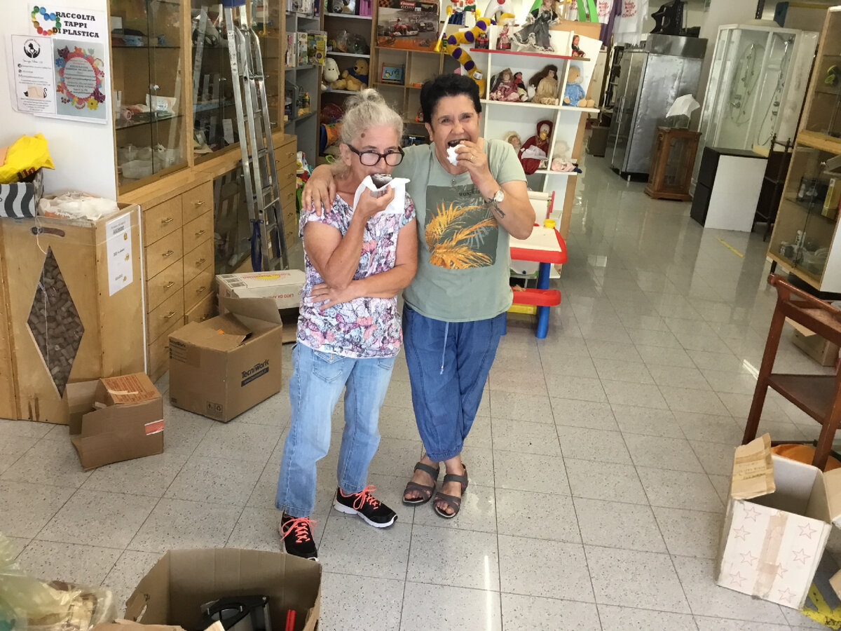 В нашем сэконде торт оценили на отлично. Слева Орнелла, а справа Салиме. Салиме — турчанка, только вернулась из Турции. Была в отпуске. А Орнелла местная, живет неподалеку. 