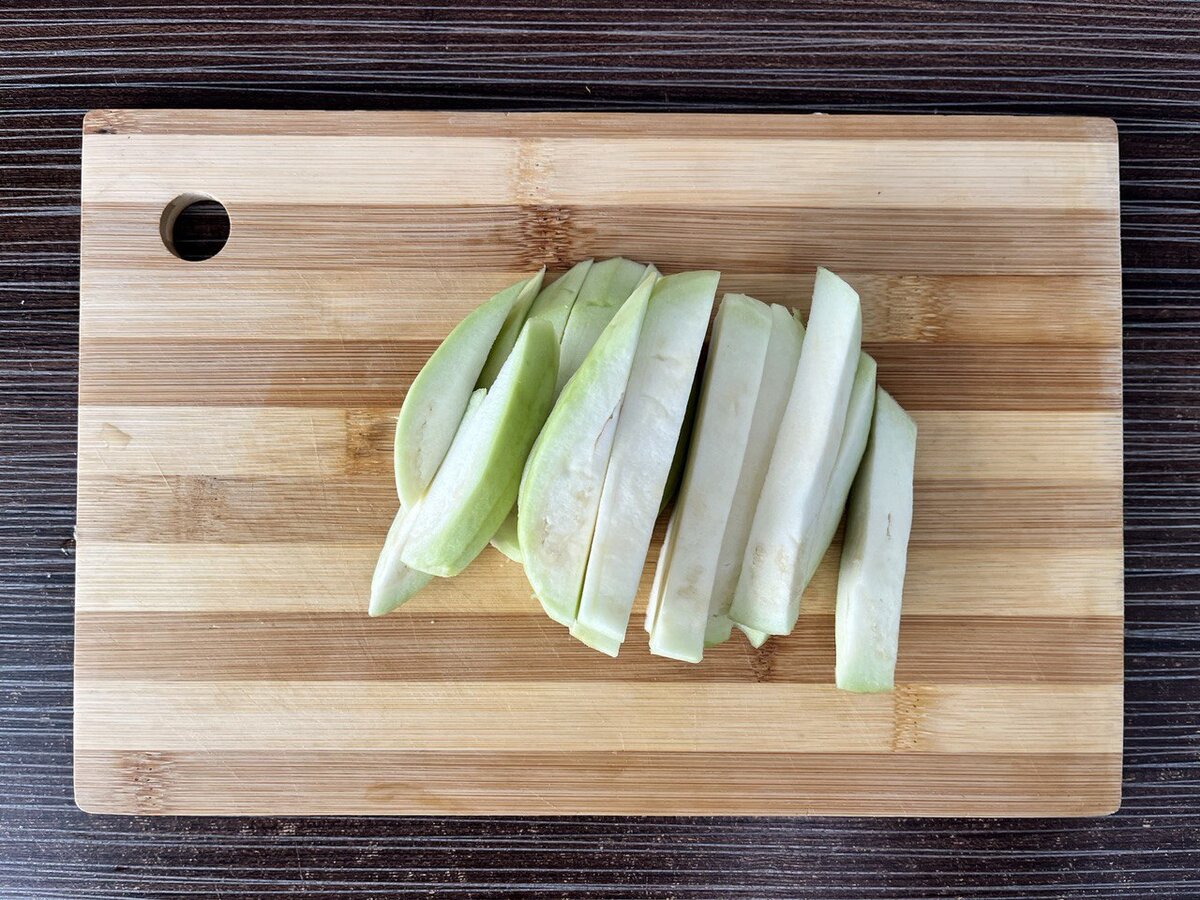 Очищаем баклажан от шкурки и нарезаем брусочками, солим и убираем на 10 минут