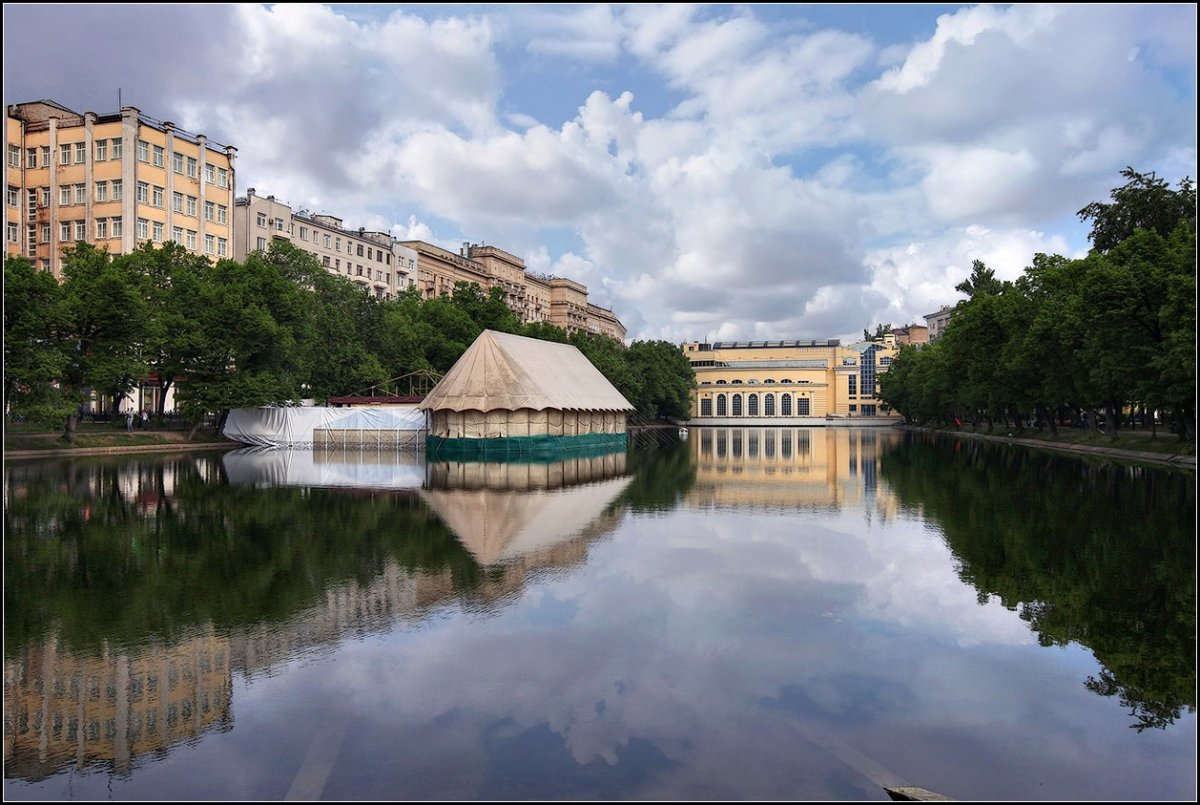 Пруд кгб. Парк чистые пруды Москва. Сквер чистые пруды. Чистые пруды пруды Москвы. Чистые пруды Москва лето.