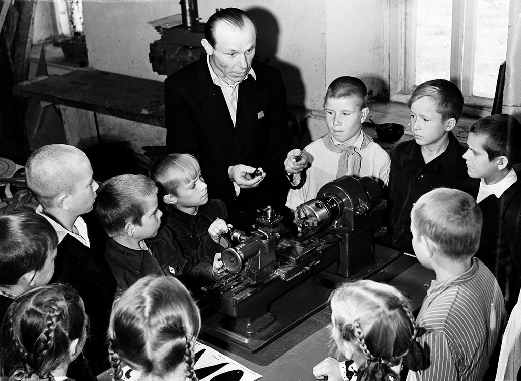 Валентин Хухлаев На уроке труда в производственной мастерской школы Краснодонского совхоза
Дата съемки: 2 сентября 1959