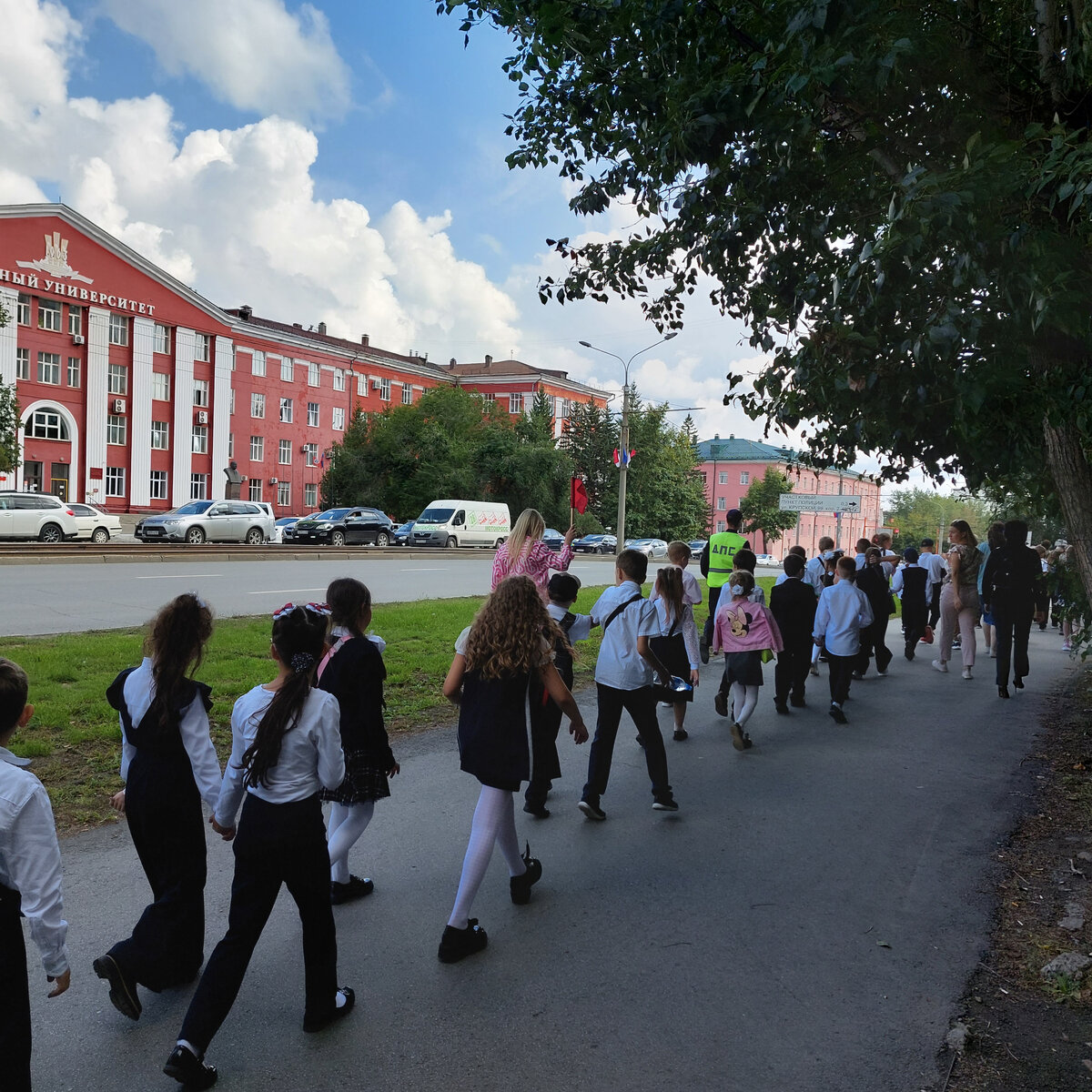 Дети одеты по-разному. Белый цвет у всех, а вот форма и как бы не форма вовсе. Кто в чем.