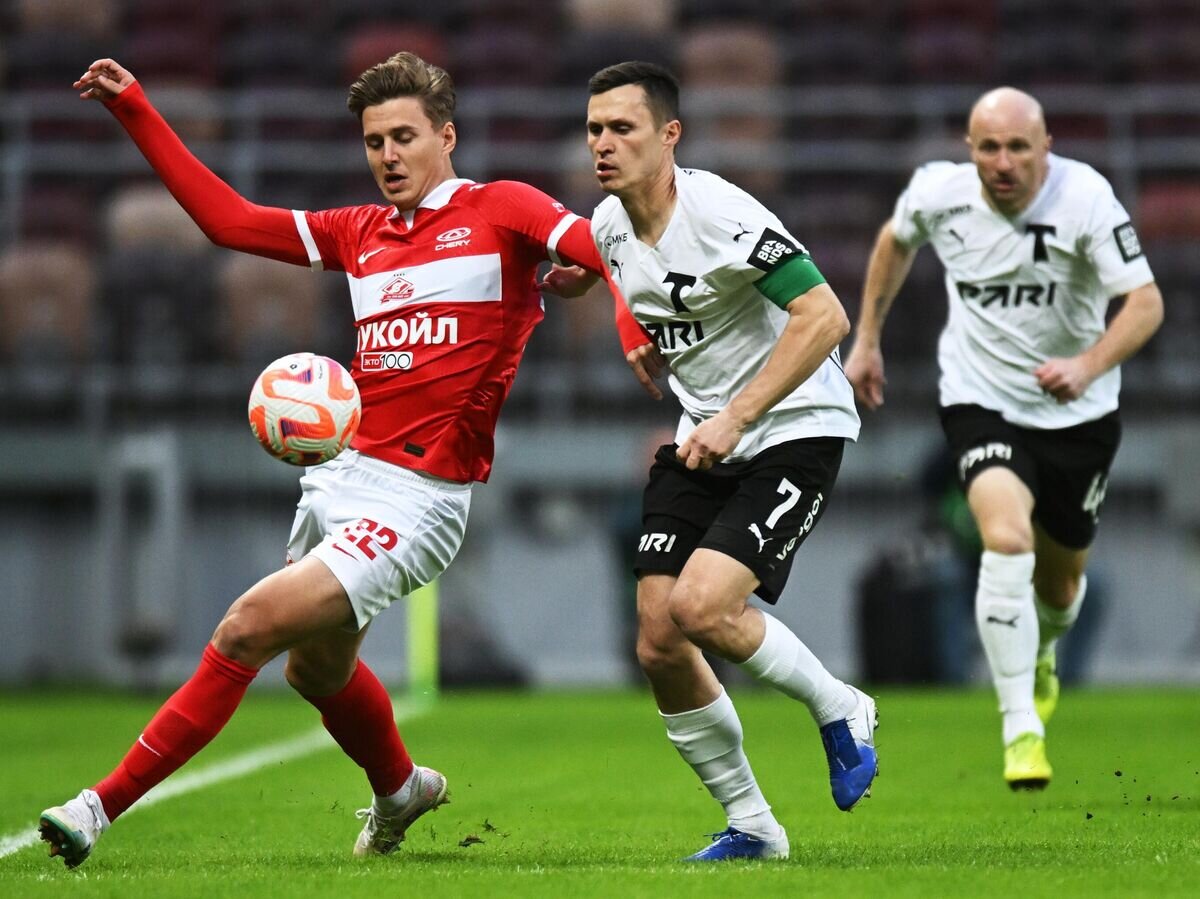    Игрок ФК "Спартак" Михаил Игнатов (слева) и игрок ФК "Торпедо" Александр Рязанцев© РИА Новости / Григорий Сысоев