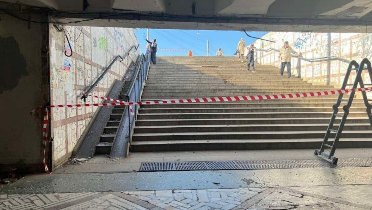     Ранее на плачевное состояние перехода жаловались жители района.