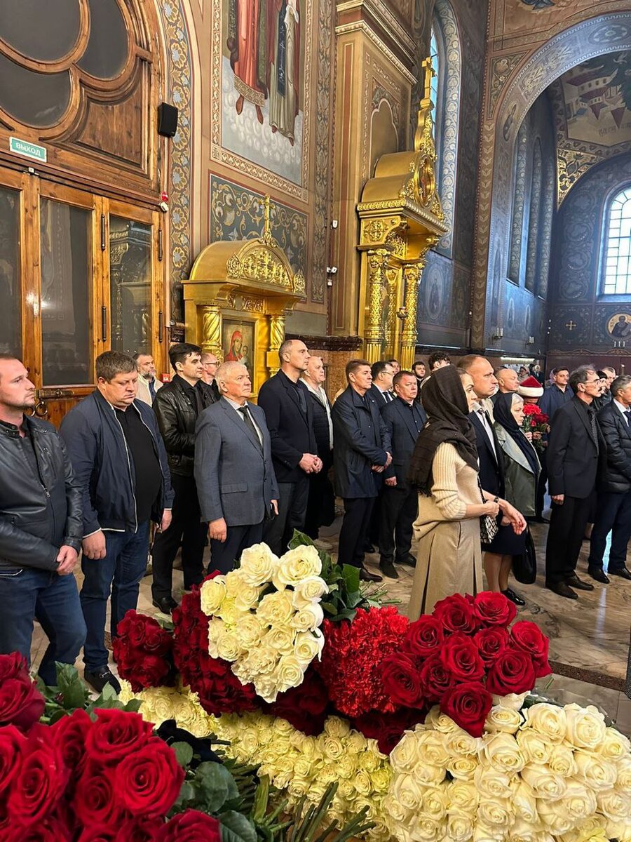  📷    В городе Дзержинский проходит прощание с митрополитом Оренбургским и Саракташским Вениамином Марина Шарт