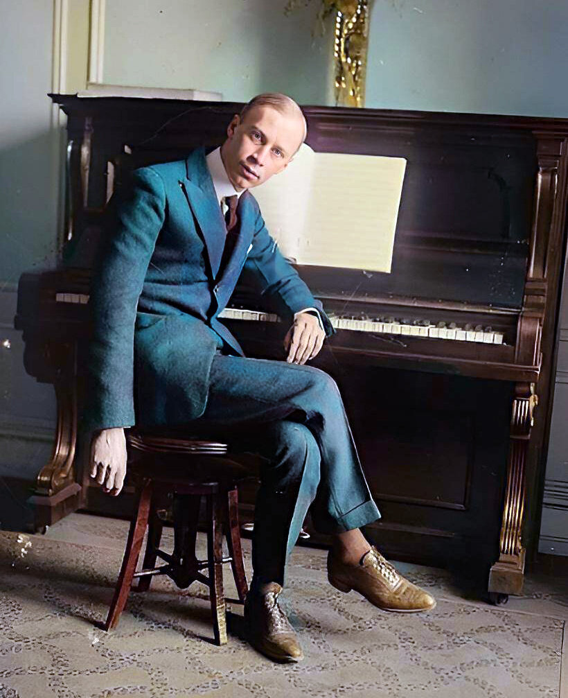Фотография композитора Сергея Прокофьева (1891-1953), сидящего за пианино, 1918 года. (Коллекция Джорджа Грэнтема Бейна, Библиотека Конгресса) Реконструкция.