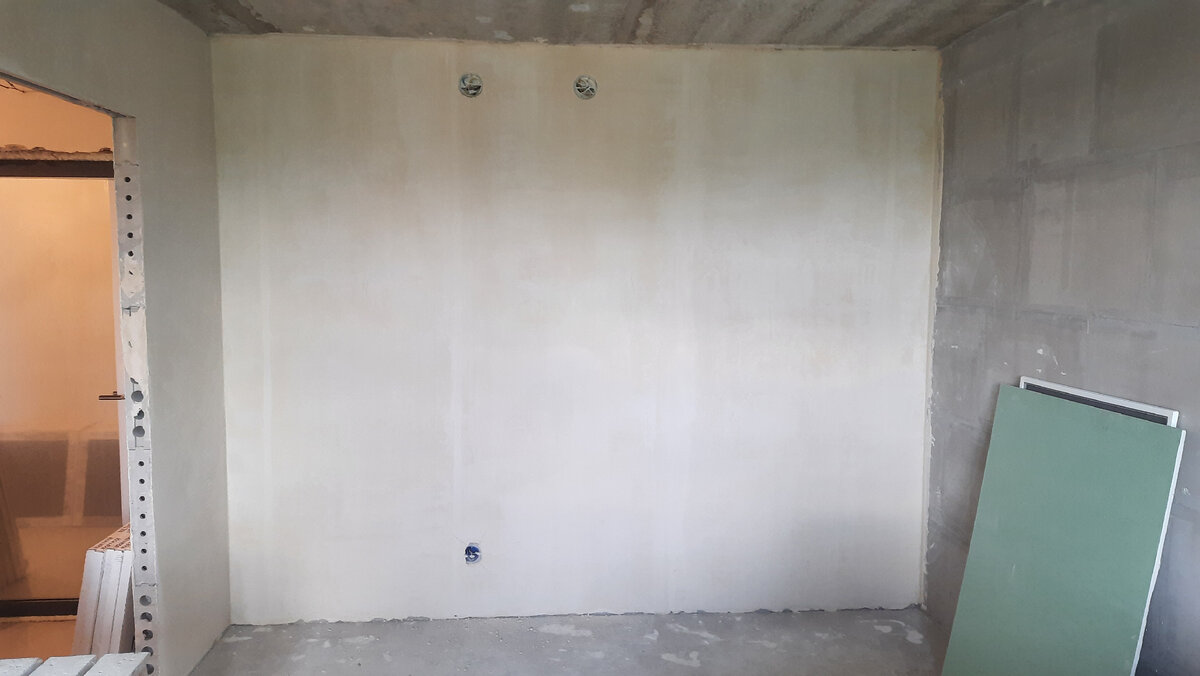 Спальня. Стена напротив окна