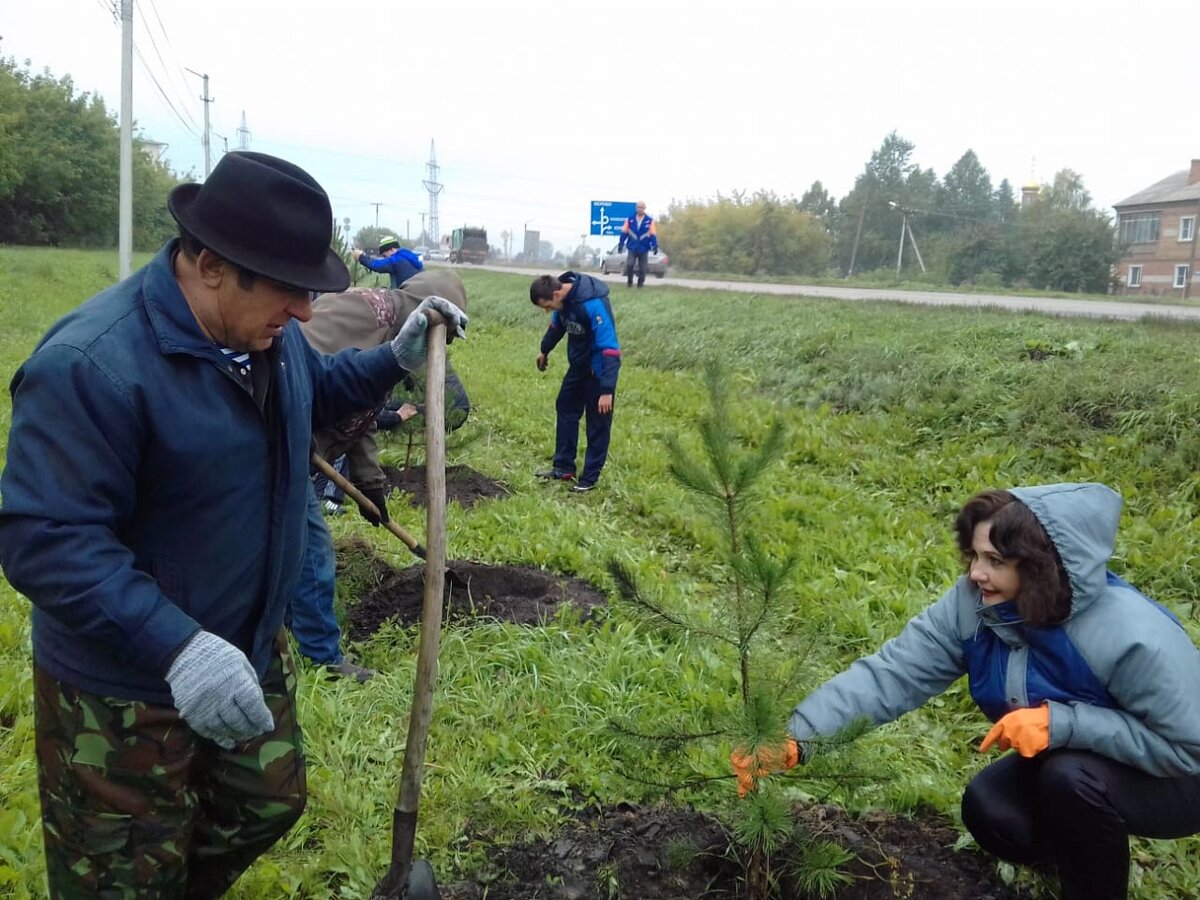 Уже несколько лет все дети поселка Инской в Кемеровской области ждут, когда  выпадет снег, и дядя Лёня зальет у себя во дворе ледяные горки | «Подвиги»  | Дзен