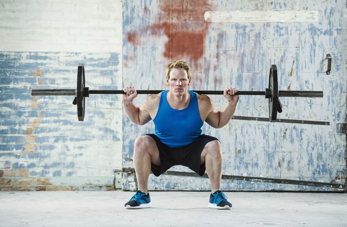 Мы помним, что базовые упражнения - это все те, которые сложно выполнять? Приседания, жимы штанги и прочее. 