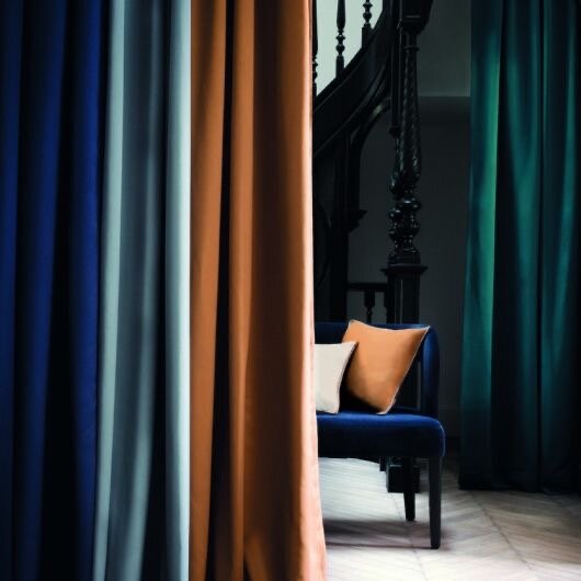 Бархатные ткани глубоких цветов. 