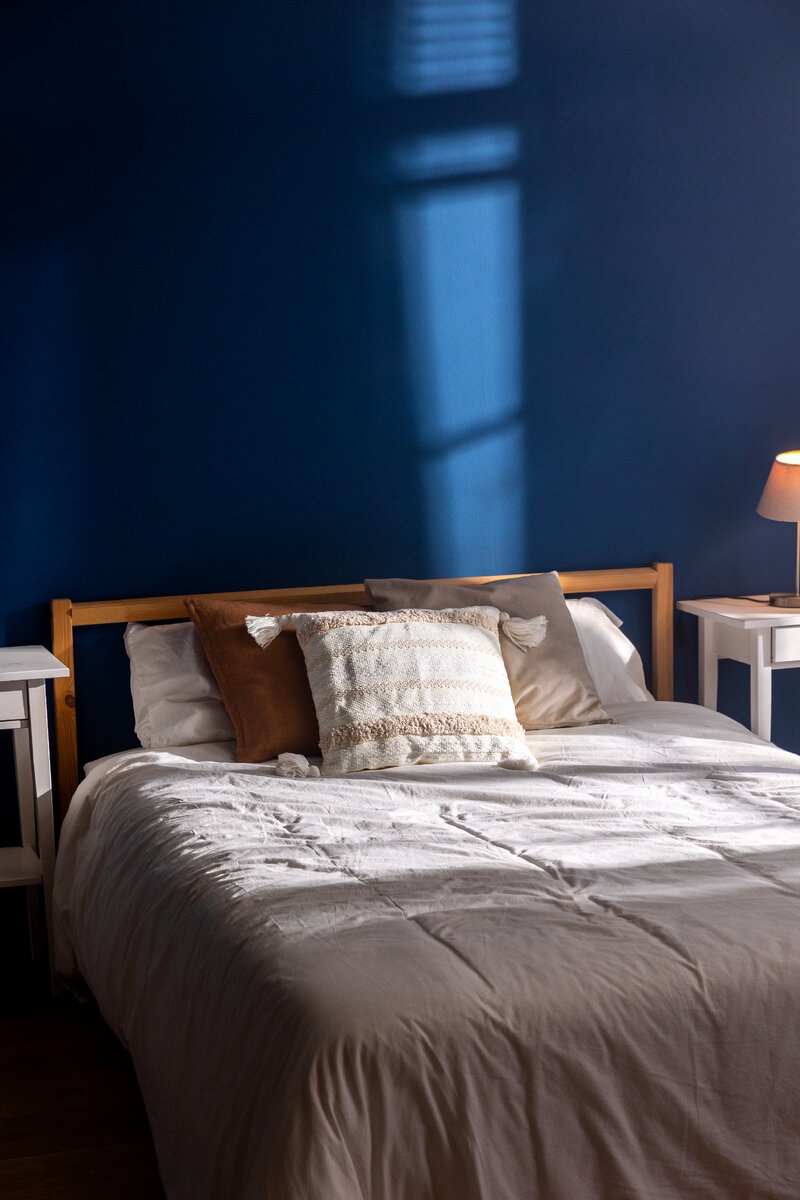 Изображение от <a href="https://ru.freepik.com/free-photo/high-angle-pillows-on-bed-indoors_31842992.htm#query=%D1%81%D0%BF%D0%B0%D0%BB%D1%8C%D0%BD%D1%8F&position=20&from_view=search&track=sph">Freepik</a>