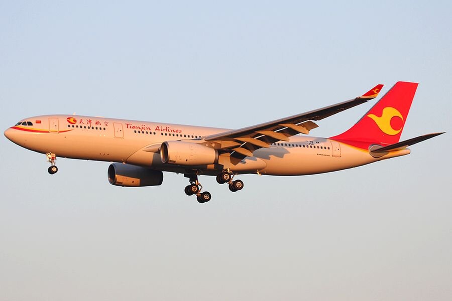 А как только появляется возможность — продолжают с широкофюзеляжными. 
На снимке — Airbus A330-243 той же авиакомпании Tianjin Airlines, на которых она совершает рейсы из своих аэропортов в Москву и Лондон.
Фото: Y.Panas, planespotters.net