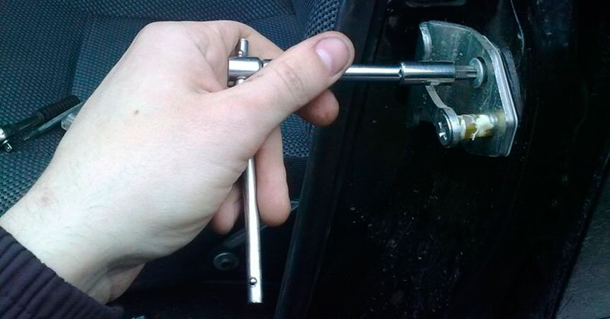 Двери автомобиля со временем могут провисать и с трудом открываться