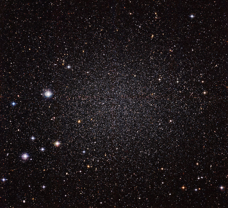 Карликовая галактика в созвездии Скульптор - это спутник Млечного Пути, она удалена от Земли на 300 тысяч световых лет. 