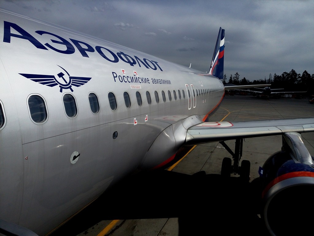 Потому что нет ничего хуже, чем ездить в блог-тур с блогерами. Даже пресс-тур с пресными не столь пресный. А всё почему? Потому что был месяц май и первомай. И мы загрузились в самолёт.
Слава богу, это не был день "Победы".

2.

