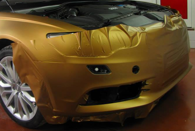 Так проходит оклейка автомобиля пленкой