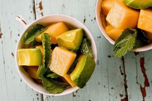 Дыня мята лайм лимонад. Дыня лайм. Мороженое со вкусом дыни. Гуава и папайя. Дыня апельсин смузи.