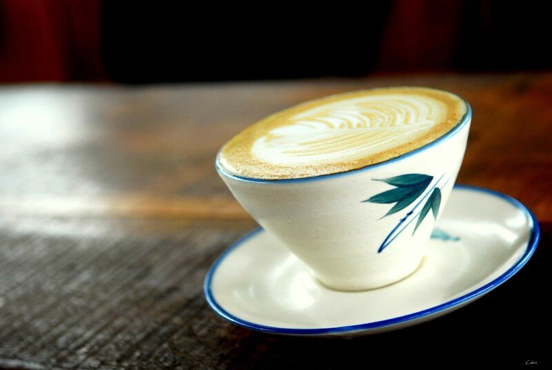 Чашка кофе с утра помогает проснуться, пара-тройка чашек на работе — не заснуть, после обеда, само собой, помогает пищеварению, ну и вечерком в приятной компании создаёт уют. Кофе — безоговорочный лидер среди доступных и натуральных стимуляторов, но злоупотреблять им точно не стоит. Избыток кофеина увеличивает тревожность, уровень кортизола (гормона стресса), выработку адреналина и кровяное давление, что делает человека более восприимчивым к стрессу и нарушает сон. Учёные установили объём ежедневной нормы кофеина — 300 миллиграммов, что соответствует примерно двум средним чашкам кофе. Либо можно совсем отказаться от кофе, заменив его другими продуктами.