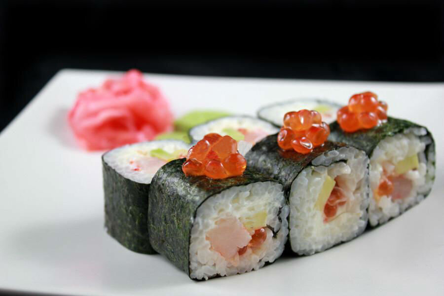 Суши с икрой. Рецепт роллов с икрой. Икура икра. Ролл сяке икура. Гункан икура.