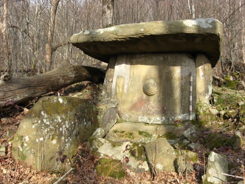 Дольмен в урочище «Волчьи ворота», бассейн р. Неожиданная (Лазаревский р-он, фото автора статьи) 
