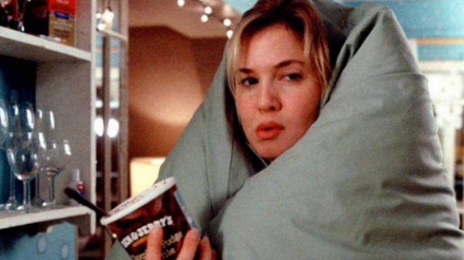  Давно известно, какие продукты продлевают молодость: овощи, фрукты, зелень, бобовые, растительные масла и орехи. А какие — ее крадут?Кадр из фильма «Дневник Бриджит Джонс»