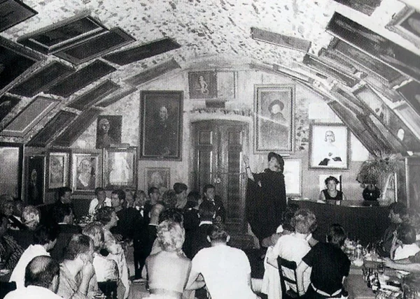 Кабаре Солидор в подвале дома. На стенах - ее картины 