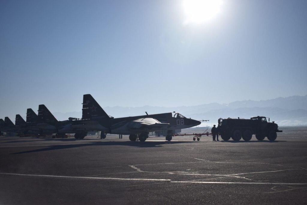 По  мнению ряда экспертов, открытие на юге республики российской военной  базы, подобной уже существующей в Канте, будет способствовать  обеспечению безопасности Киргизии