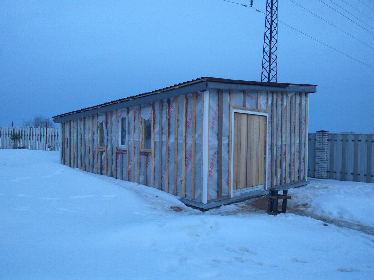 Все началось с установки углов, стартовых реек и плинтусов