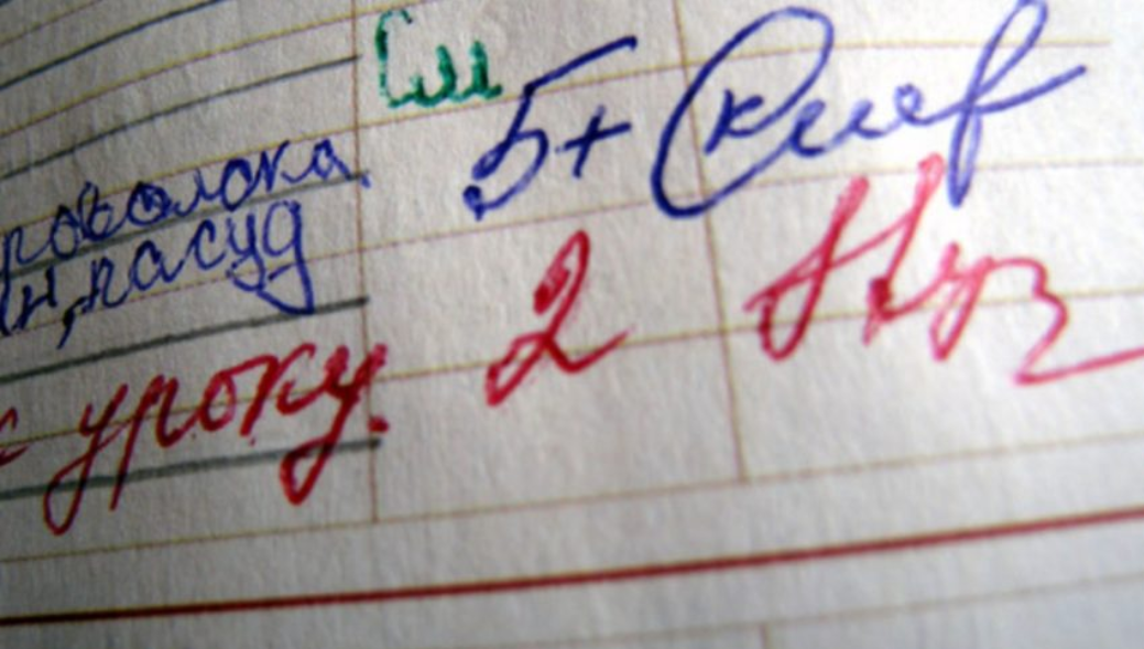 ребенок получил 2. успеваемость ребенка в школе. оценки в школе видео. дневник с пятерками. плохие отметки в дневнике.