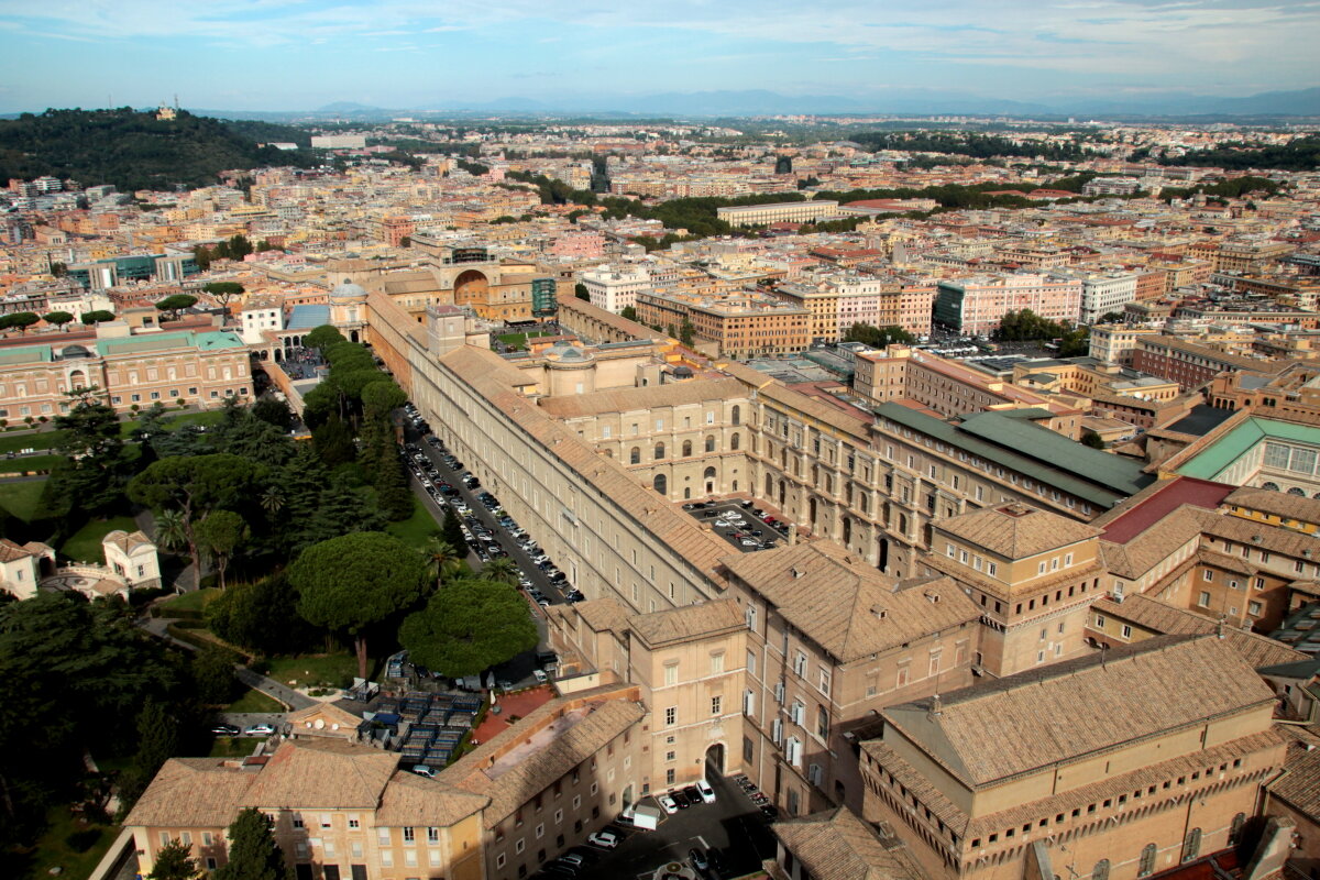 Вид с купола на музеи Ватикана.