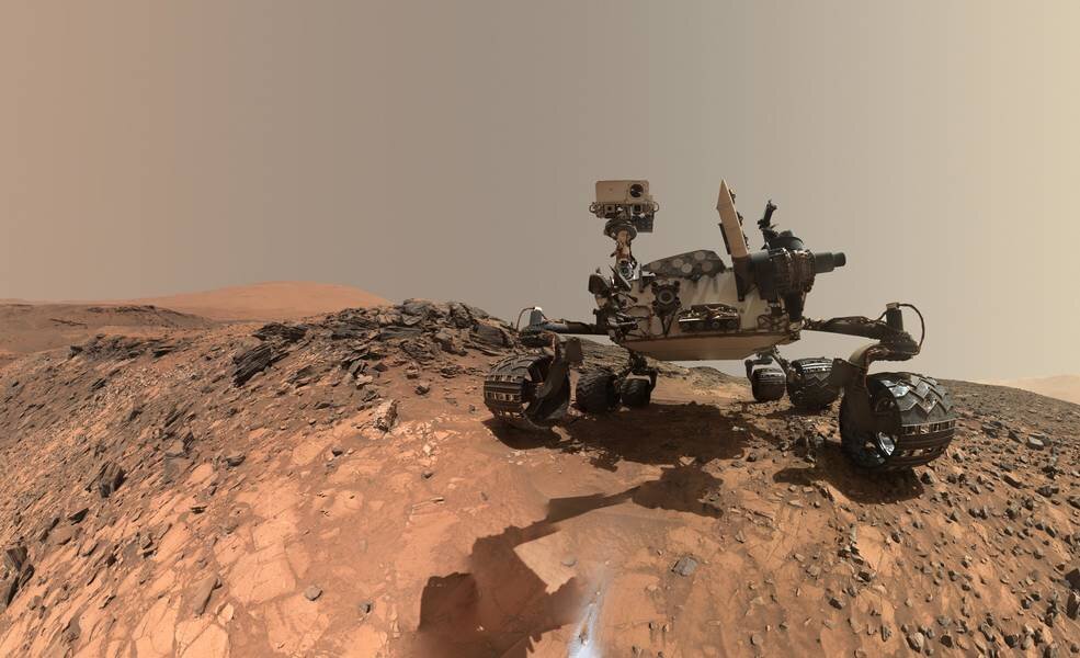 Автопортрет марсохода NASA Curiosity перед тем, как он спустился, чтобы просверлить каменный объект под названием "Buckskin" на нижней части горы Шарпа.