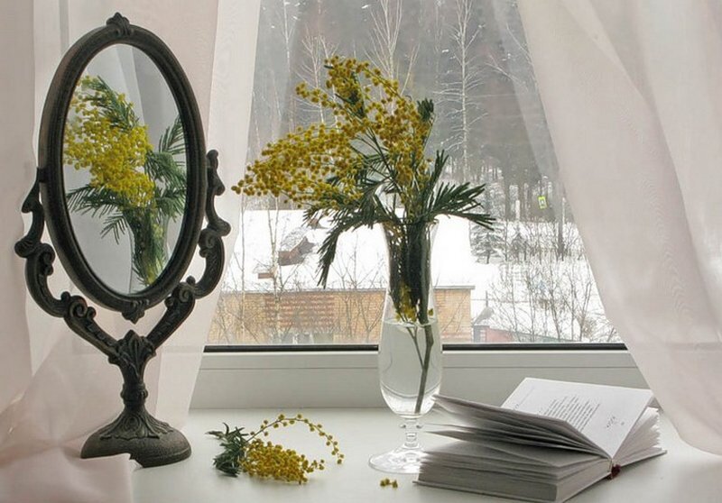 Зеркало на подоконнике