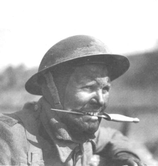 Солдат десантных войск с кинжалом «F-S» — такой способ ношения ножа не рекомендуется!                                 