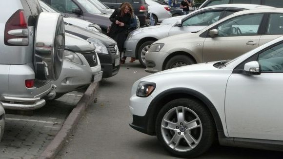 В ГИБДД пояснили, почему парковаться на тротуаре зимой можно и за это водителю нет наказания