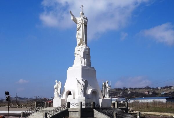 Статуя Иисуса, находящаяся на территории Петропавловского храмового комплекса Ессентуков, привлекает внимание не только приезжих туристов, но и жителей соседних городов