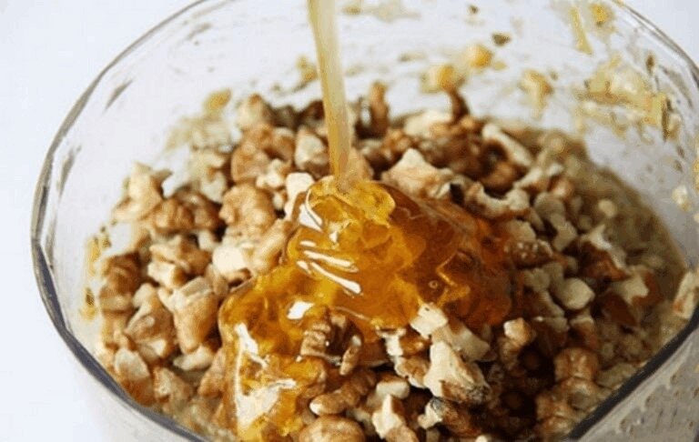 Заливаем грецкие орехи 2 столовыми ложками меда (https://vk.com/@all_about_health-vypadaut-volosy-sloyatsya-nogti-i-problemy-so-snom-srochno-p)