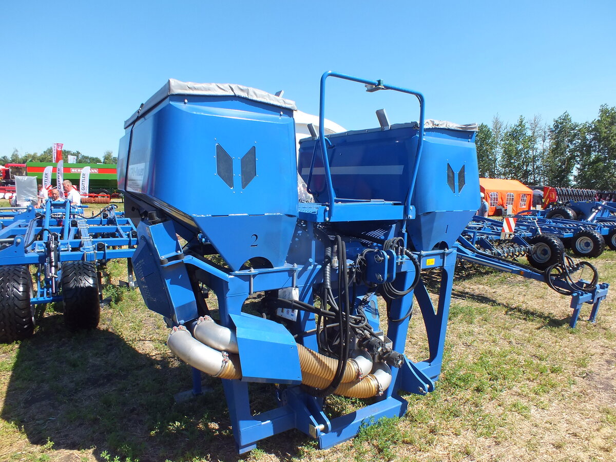 Первый посевной комплекс, который мне удалось увидеть.