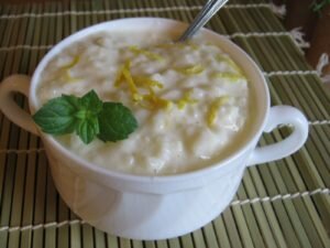 Чтобы сварить ароматную и рисовую кашу из молока, необходимо молоко (1 литр) довести до кипения, добавить в него соль и сахар по желанию. На такое количество молока берем 1 стакан риса, промываем его и вводим в кипящее молоко, варить не больше 2-3 минут, затем снять с огня укутать на 30 минут. Каша готова.   