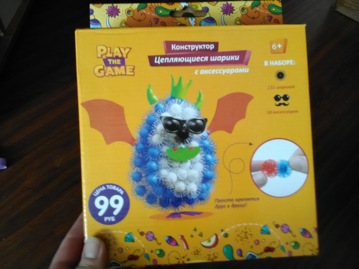 Классная штука для ребенка!  Про этот конструктор напишу отдельно, очень порадовал даже меня! для ребенка взяла еще раскраску (беру не в первый раз):