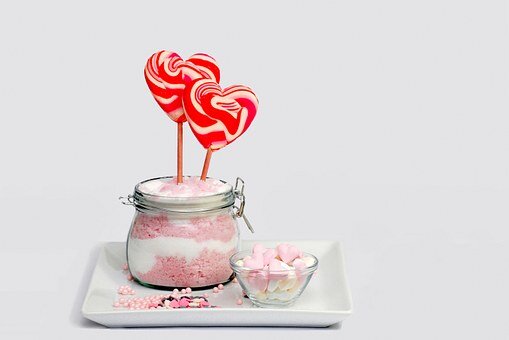 Именинница всех угощала, по два чупа-чупса дала. (фото с сайта pixabay.com)