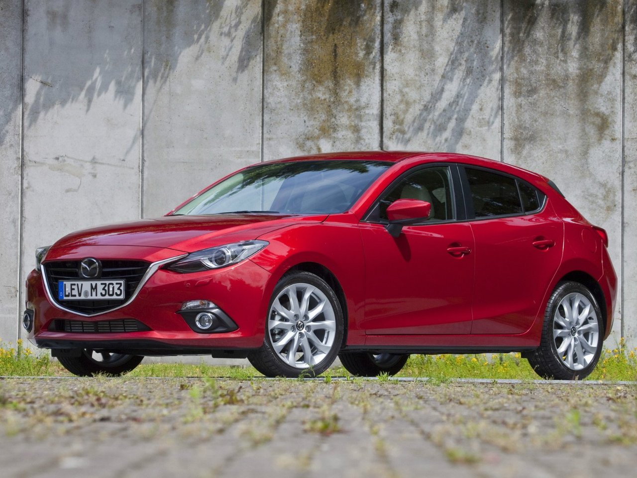 Mazda 3 BM. Средняя цена - 800 000 рублей.