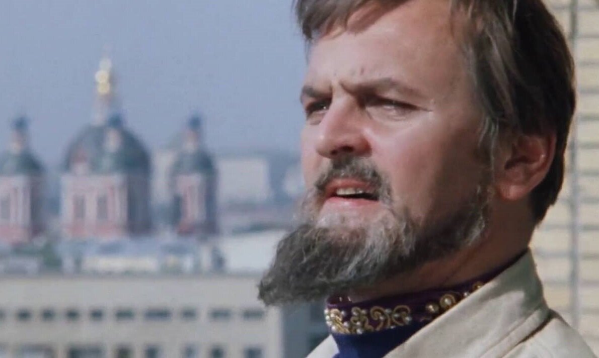 Лепота с балкона, где живёт Шурик. Кадр из фильма «Иван Васильевич меняет профессию» (1973). Скриншот. Источник - YouTube.