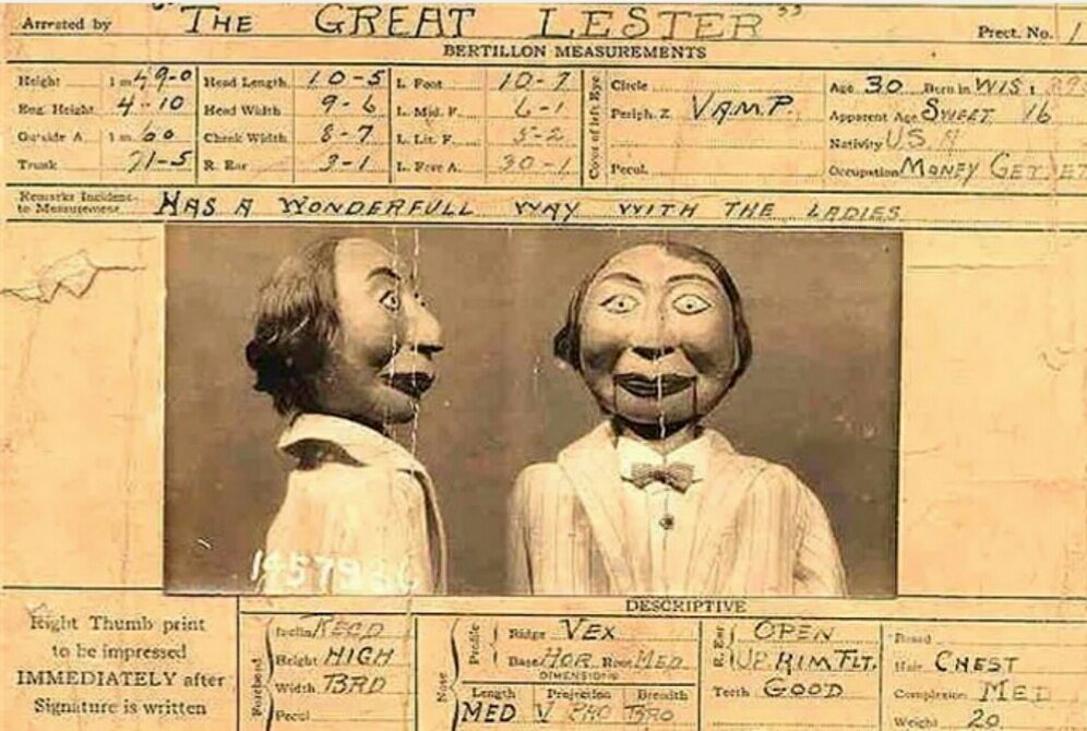 Кукла Фрэнк принадлежала человеку, известному как Великий Лестер. Сегодня этого мужчину считают прародителем современного искусства чревовещания. Во время выступлений Лестер просто ходил по залу, пил воду и вообще не открывал рта. За него на сцене отдувался деревянный Фрэнк.

Игрушка общалась со зрителями, насвистывала различные мелодии и шутила без остановки. Причиной беды послужила особо ядреная острота Фрэнка. Приступ смеха, охвативший публику, был настолько сильным, что целых три дамы не смогли справиться с ним и попросту задохнулись.