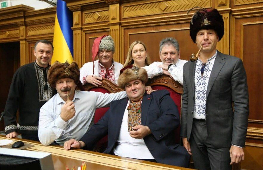 Фото: депутаты Рады пишут письмо https://www.facebook.com/alexeygoncharenko