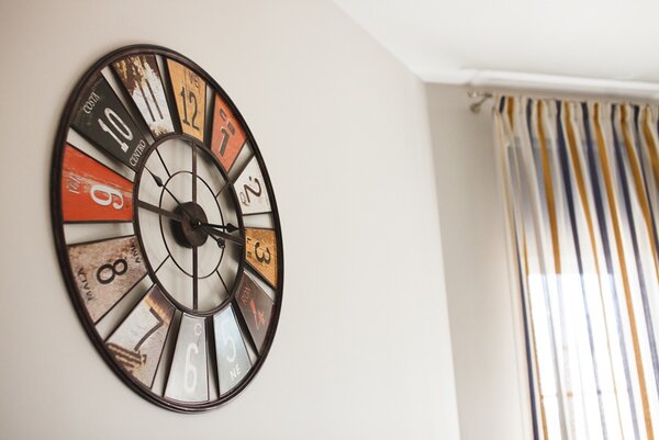 Иногда всю цветовую гармонию «держит» один предмет, например, яркие часы