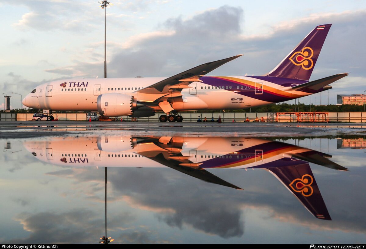Thai Airways International (на фото), Scoot, LATAM, British Airways, Air New Zealand, Air China и ещё несколько авиакомпаний по всему миру были вынуждены припарковать свои Boeing 787 из-за конструкционных недостатков двигателей Rolls-Royce Trent 1000. Скандал развивался весь 2018 год и не завершён до сих пор, хотя производитель заявляет о том, что решение проблем найдено.
