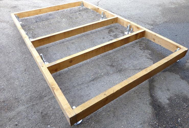 Собираем раму основания. Для этого нам потребуются 2 бруса диной по 150 см и 4 бруса длиной по 50 см. Короткие брусья располагаем между более длинными на расстоянии 50 см друг от друга и закрепляем шурупами. Углы укрепляем металлическими уголками, чтобы впоследствии их не повело.Фото: Рама основания
 