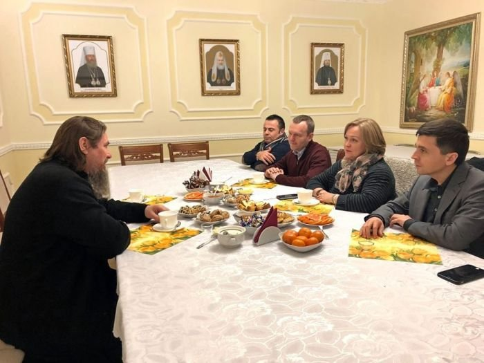 Встреча представителей Херсонесского музея и благочиния Севастополя. Фото: vesti92.ru.